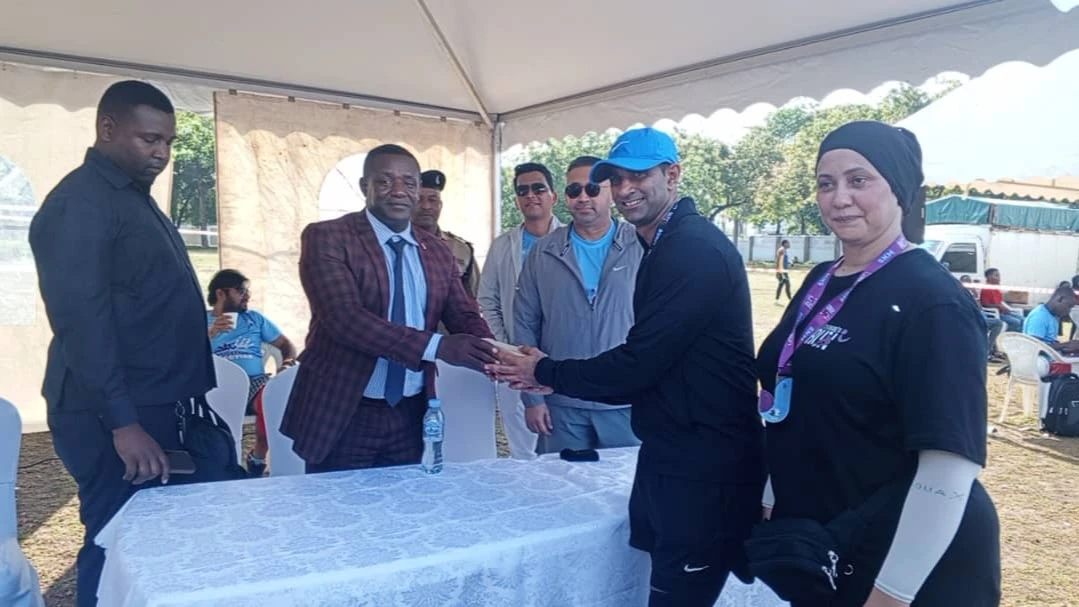 
Charles Nsanze (2nd-L), community services supervision director in the Home Affairs ministry, presents 2m/- to Utu Kwanza (CSO) chairman Shehzada Walli as the ministry’s support to ‘Utu Kwanza Marathon’. 
