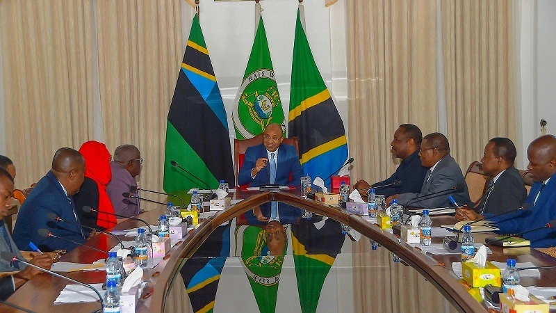 Zanzibar President Dr Hussein Ali Mwinyi, speaks with a delegation Comoro led by Moroni City Governor Ibrahim Mzee (4th L) at the State House yesterday. 