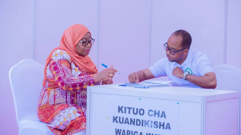 Rais Dk. Samia Suluhu Hassan akijiandikisha kwenye Daftari la Wapigakura kwa ajili ya uchaguzi wa Serikali za Mitaa katika Kitongoji cha Sokoine, Chamwino mkoani Dodoma jana. 