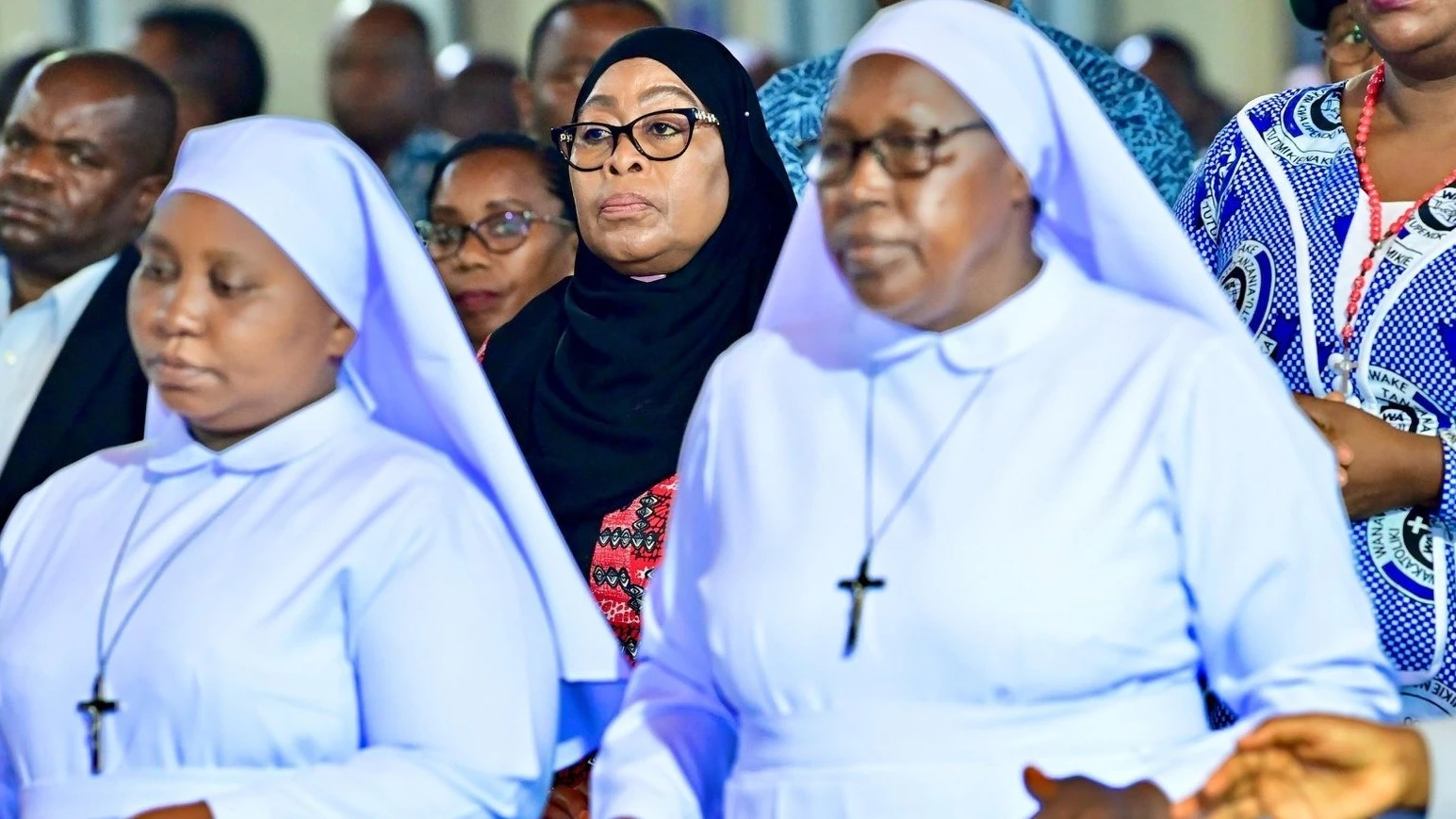 President Samia Suluhu Hassan, (centre) has today attended Mass at St. Francis Xavier Catholic Parish-Nyakahoja in Mwanza Region as she joins Tanzanians in commemorating the 25th anniversary of the Father of the Nation Mwalimu Julius Nyerere’s death.