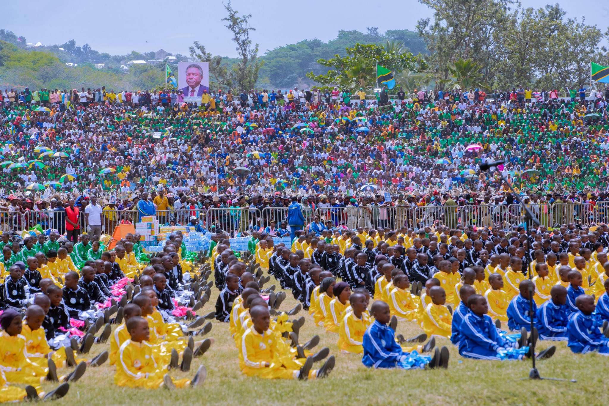 Wananchi mbalimbali waliojitokeza kuhitimisha  Kilele cha Mbio za Mwenge ambazo kitaifa zimefanyika Jijini Mwanza katika Uwanja wa CCM Kirumba tarehe 14 Oktoba, 2024.