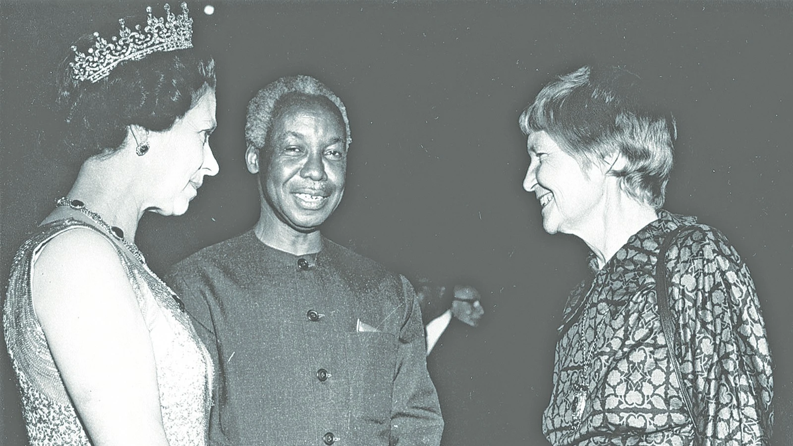 Mwalimu Julius Nyerere (katikati) na Joan Wicken (kushoto), aliyekuwa msaidizi wa Mwalimu na Malkia Elizabeth wa Uingereza (kulia). Wote ni marehemu.