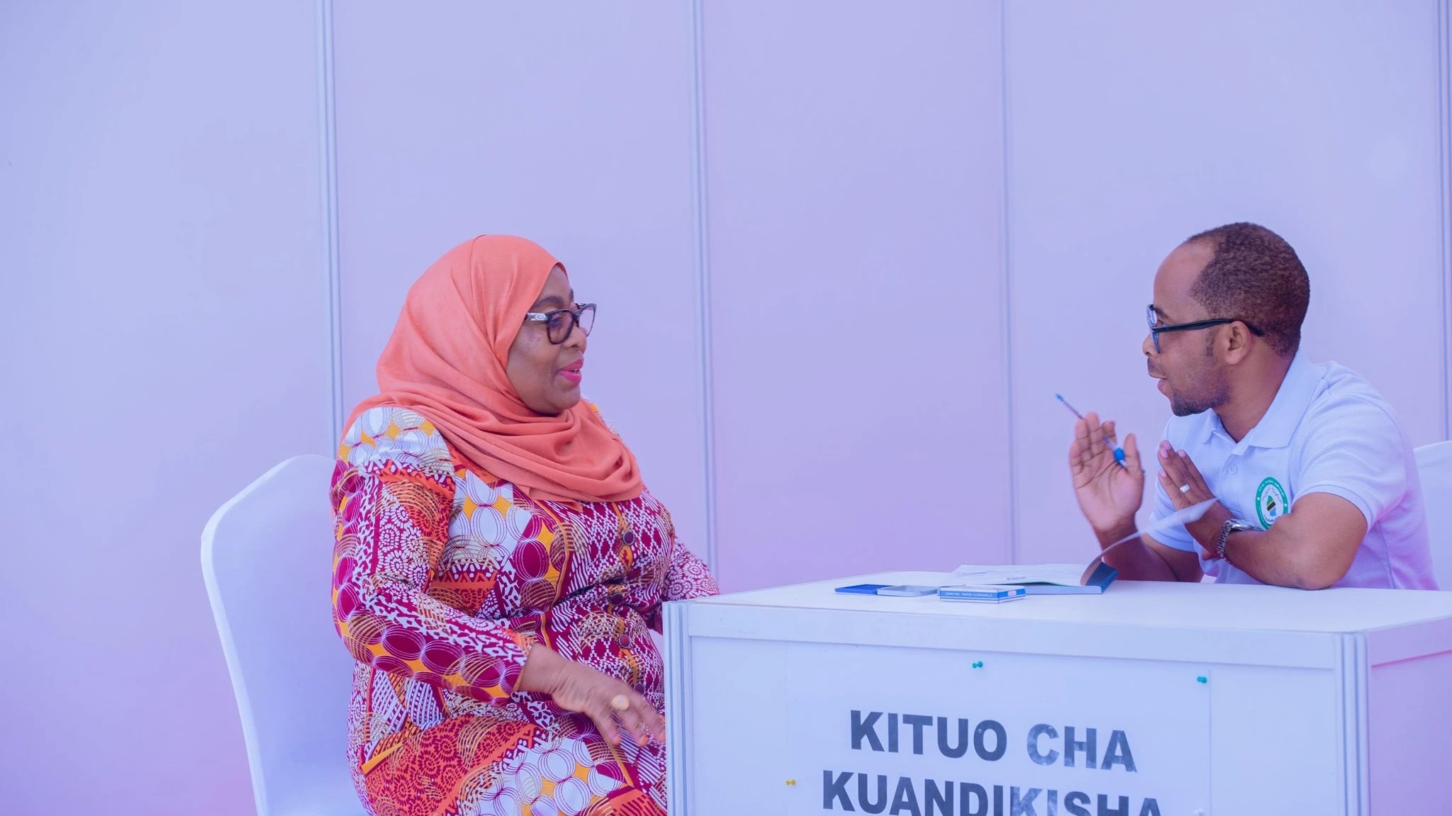 Rais Samia Saluhu Hassan akijiandikisha kupiga kura.