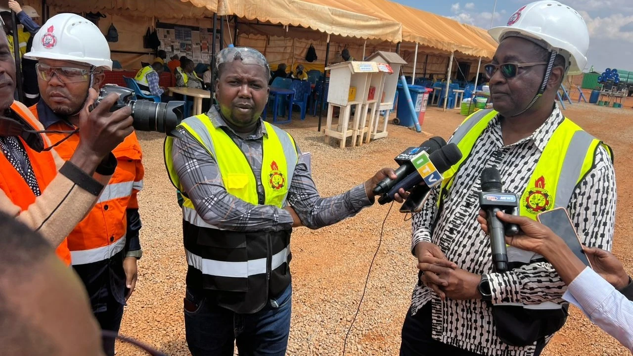 Mjumbe wa Bodi ya wakurugenzi TPDC Balozi mstafu Peter Kallaghe akizungumza na vyombo vya habari muda mfupi baada ya kukagua mradi wa bomba la mafuta ghafi kata ya Igusule mkoani Tabora.