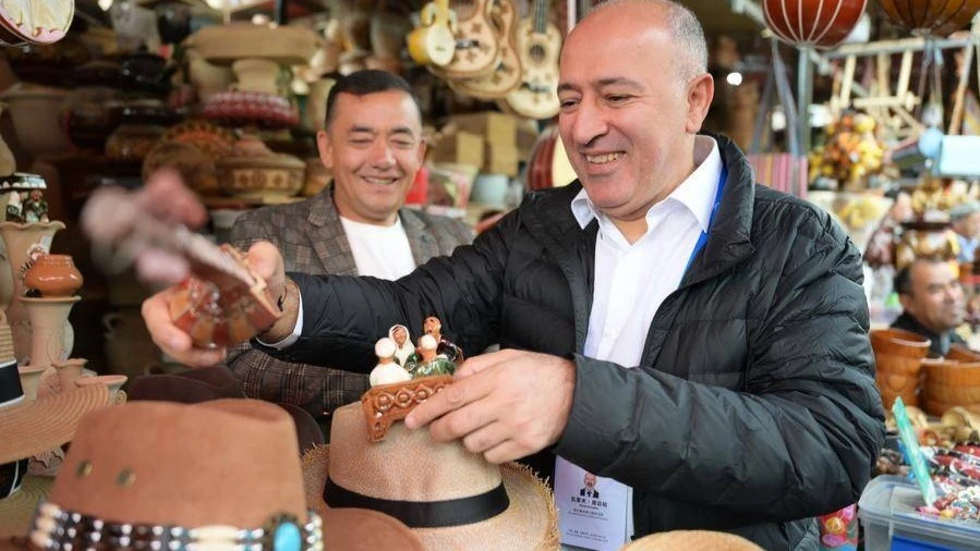 Attendees of the 6th World Media Summit select souvenirs in the ancient city of Kashgar, northwest China's Xinjiang Uygur Autonomous Region, Oct. 16, 2024.