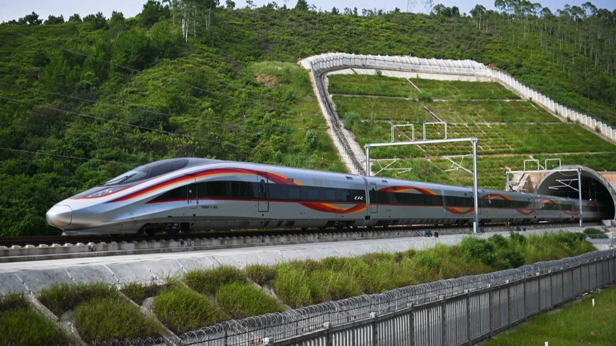  An experimental high-speed train running along the Longyan-Longchuan high-speed railway in south China's Guangdong province.