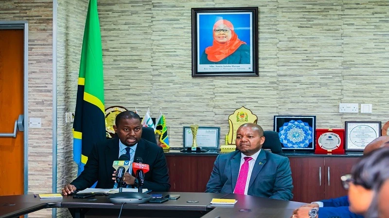 
Tanzania Investment Centre director general Gilead Teri (L) and Tanzania Revenue Authority commissioner general Yusuph Mwenda address journalists in Dar es Salaam yesterday shortly after a meeting involving the two state agencies 