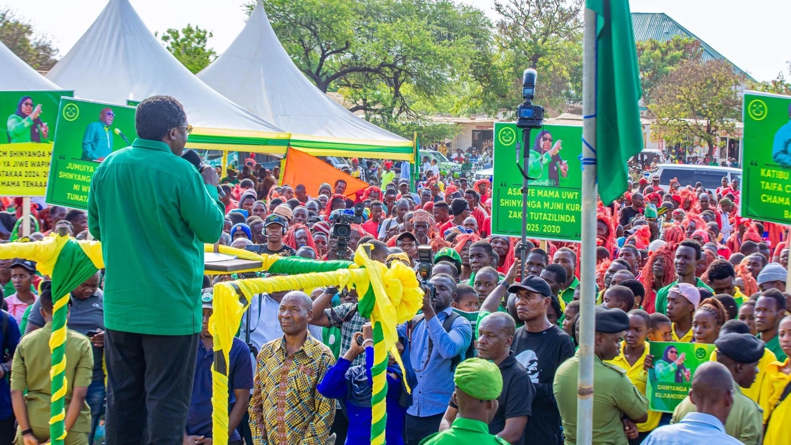 Katibu Mkuu wa CCM, Dk. Emmanuel Nchimbi, akuhutubia mkoani Simiyu. 