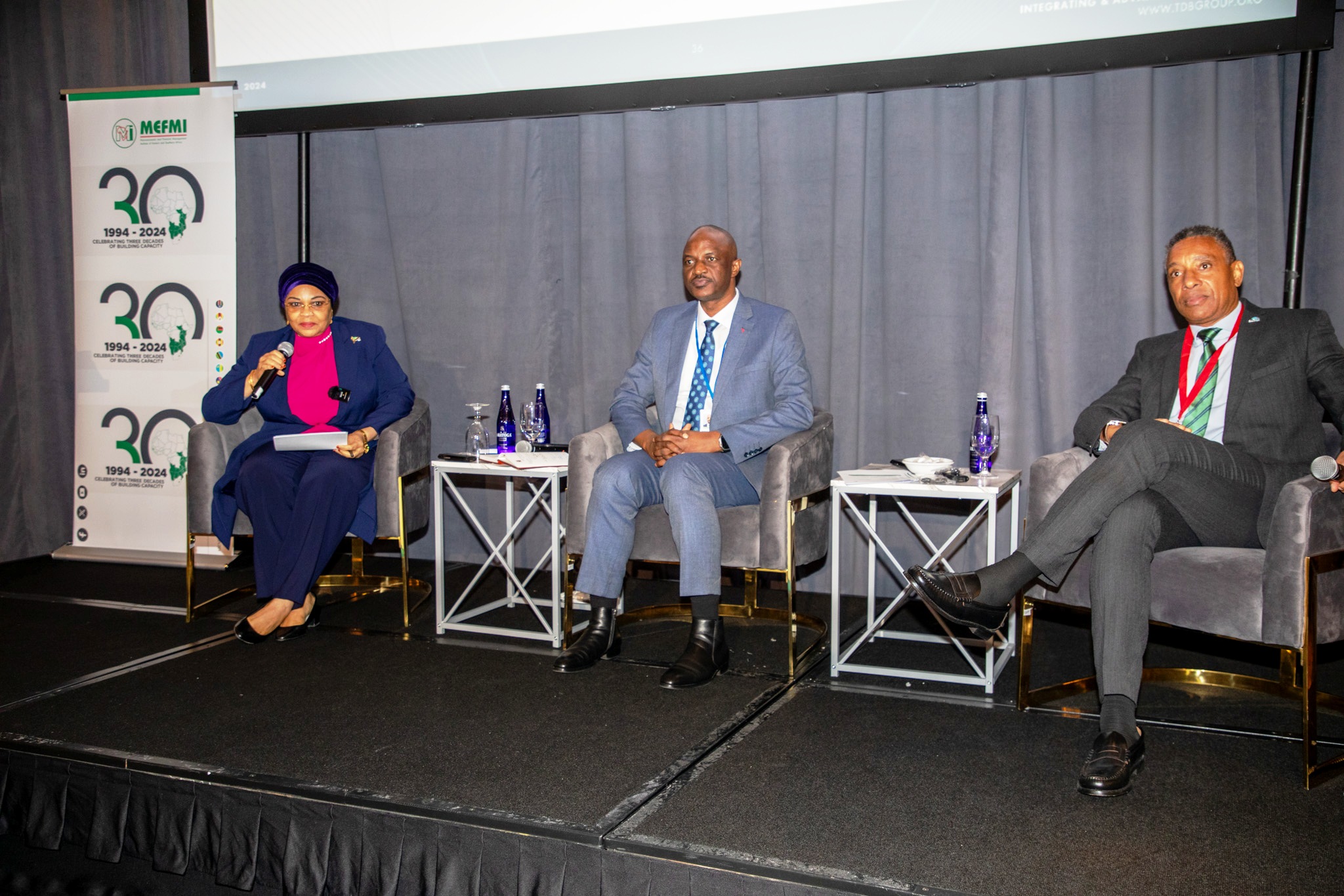 Finance ministry permanent secretary Dr Natu El-Maamry Mwamba (L) discusses the role of central banks in African countries in seeking financial resources for use in addressing the economic and social impacts of climate change.