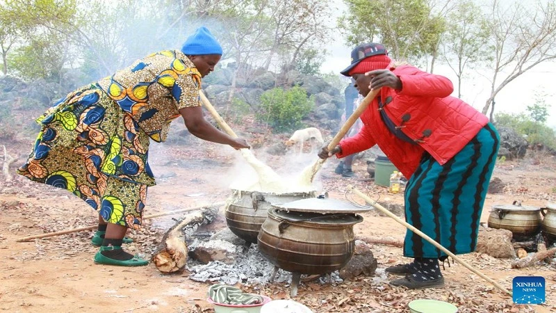 Women prepare a traditional Zimbabwean meal in Shashe, Masvingo Province, Zimbabwe