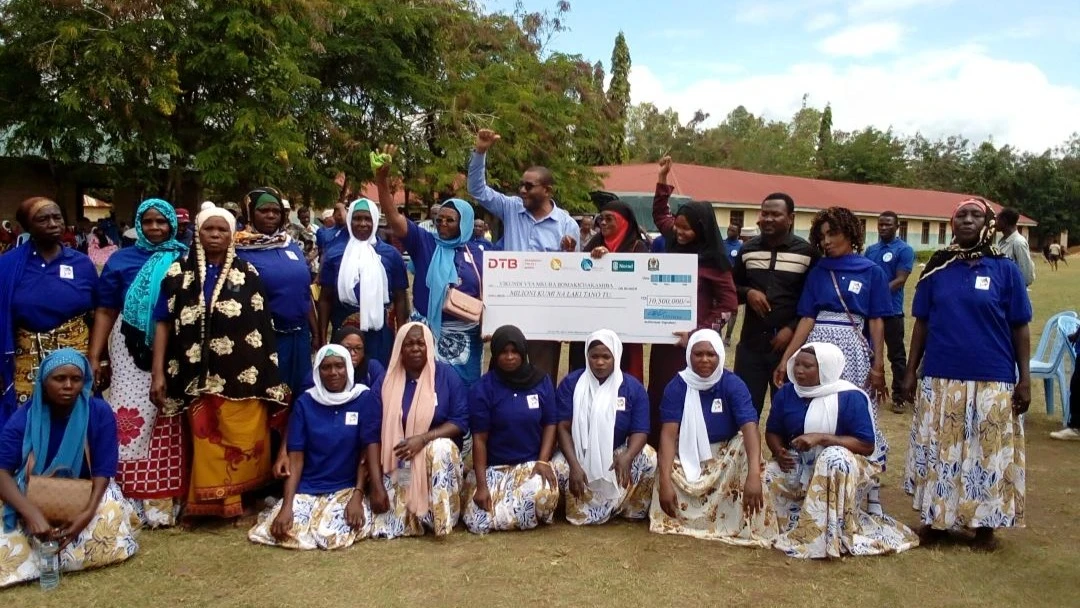 Viongozi wa Shirika la Mwambao Coastal Community Network Tanzania, wakikabidhi fedha kwa wanachama wa vikundi vya Mkuba wilayani Mkinga vinavyotetea usalama wa bahari, Tanga hivi karibuni. 