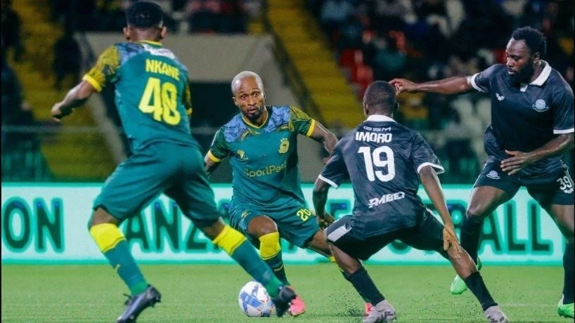 Young Africans midfielder Pacome Zouzoua (2nd L) pictured on Wednesday negotiating his way past two Singida Black Stars defenders during their Premier League match at the New Amaan Complex in Zanzibar. 