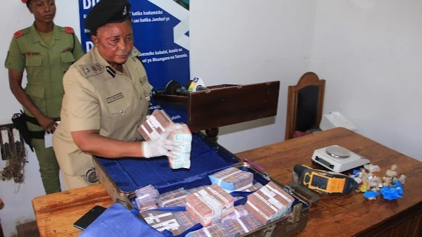 Shinyanga Regional Police Commander Janeth Magomi displays 97m/- and 930.88 grams of gold worth 93m/- which were being smuggled by six individuals on the Ilogi road in Kahama District, Shinyanga Region. 