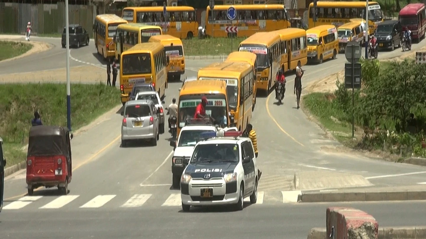 Msafara wa mabasi ya shule ya St Anne Marie Academy ukizunguka maeneo mbalimbali ya Wilaya ya Ubungo Dar es Salaam  kufurahia matokeo ya darasa la 7 ambapo wanafunzi 140 wa shule hiyo wamepata alama A.