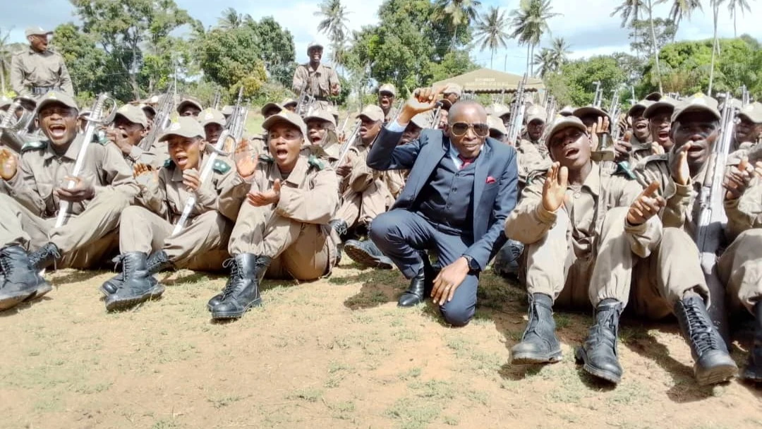 Mkuu wa Wilaya ya Kisarawe,Petro Magoti akiwa na Askari wa Akiba.