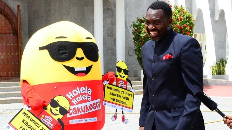 Dr. Hamisi Kigwangalla, Chairperson of the Parliamentarians Alliance for AMR and Nzega MP, interacted with KIDO, the ambassador for USAID’s ‘Holela-Holela Itakukosti’ campaign, during an AMR awareness event at the National Assembly over the weekend.
