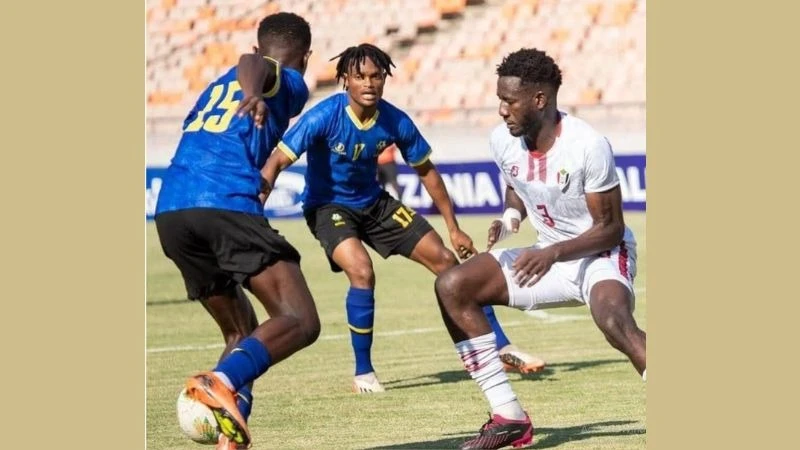 Straika wa Taifa Stars, Selemani Mwalimu, na winga Sabri Kondo wakipambana kumpita beki wa Sudan, Mohamed Saeed Ahmed, katika mechi ya kufuzu CHAN kwenye Uwanja wa Benjamin Mkapa, Dar es Salaam jana.