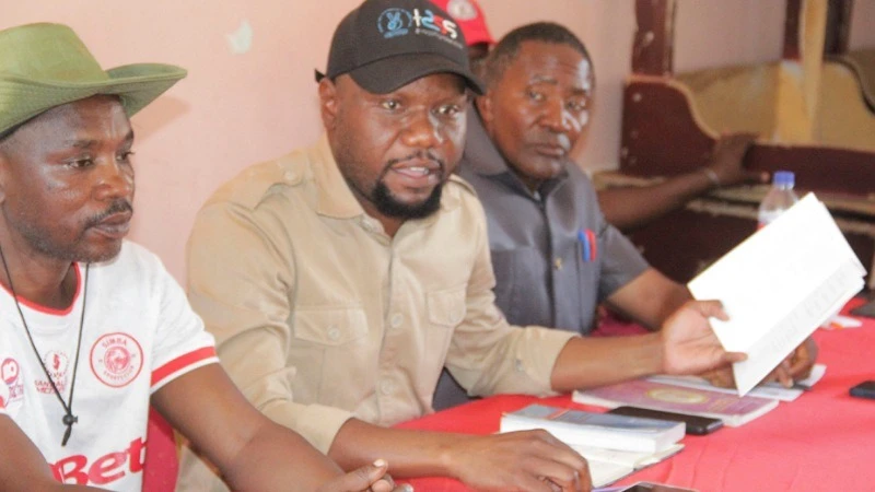 Mwenyeki wa Chadema Mkoa wa Shinyanga Emmanuel Ntobi akizungumza kwenye kikao