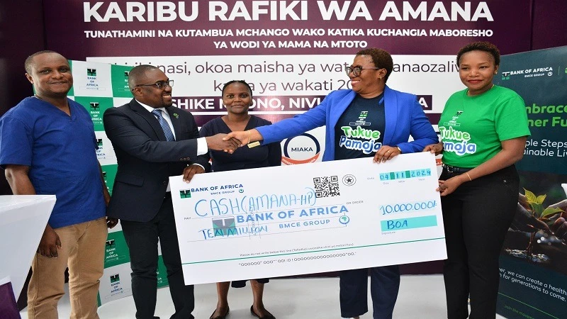 
Nandi Mwiyombella (2nd-R), Bank of Africa Tanzania’s Head of Marketing and Communication, pictured in Dar es Salaam yesterday presenting a dummy of cheque for 10m/- to Dr Bryceson Kiwelu, Medical Officer In-charge of Dar’s Amana Referral Hospital