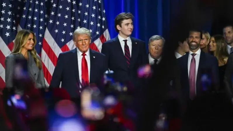 Trump appears alongside wife and campaign staff