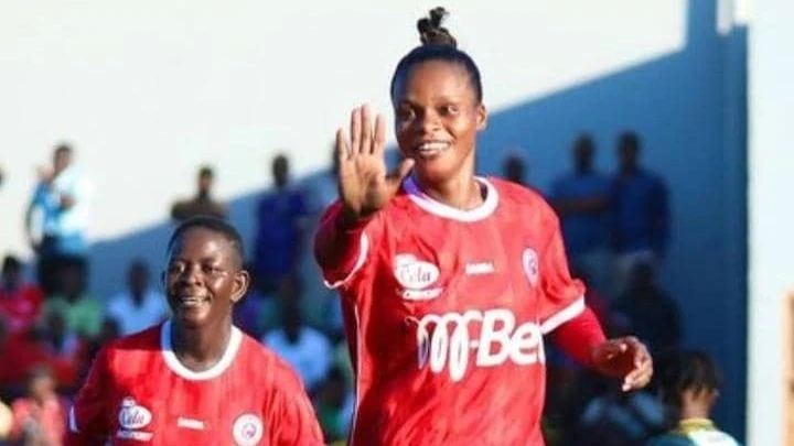 Wachezaji wa Simba Queens, wakishangilia baada ya Danai Bhobho wa Yanga Princess kujifunga kwenye mechi ya Ligi Kuu ya Wanawake iliyopigwa Uwanja wa KMC Complex, Dar es Salaam jana. Simba Queens ilishinda bao 1-0. 