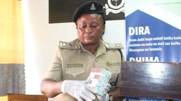 Kamanda wa Polisi mkoani Shinyanga, Janeth Magomi, akionesha fedha Sh.milioni 97 na madini ya dhahabu yenye uzito wa gramu 930.88 yenye thamani ya Sh.milioni 93, zilizokuwa zinatoroshwa na watu Ilogi wilayani Kahama mkoani Shinyanga.  