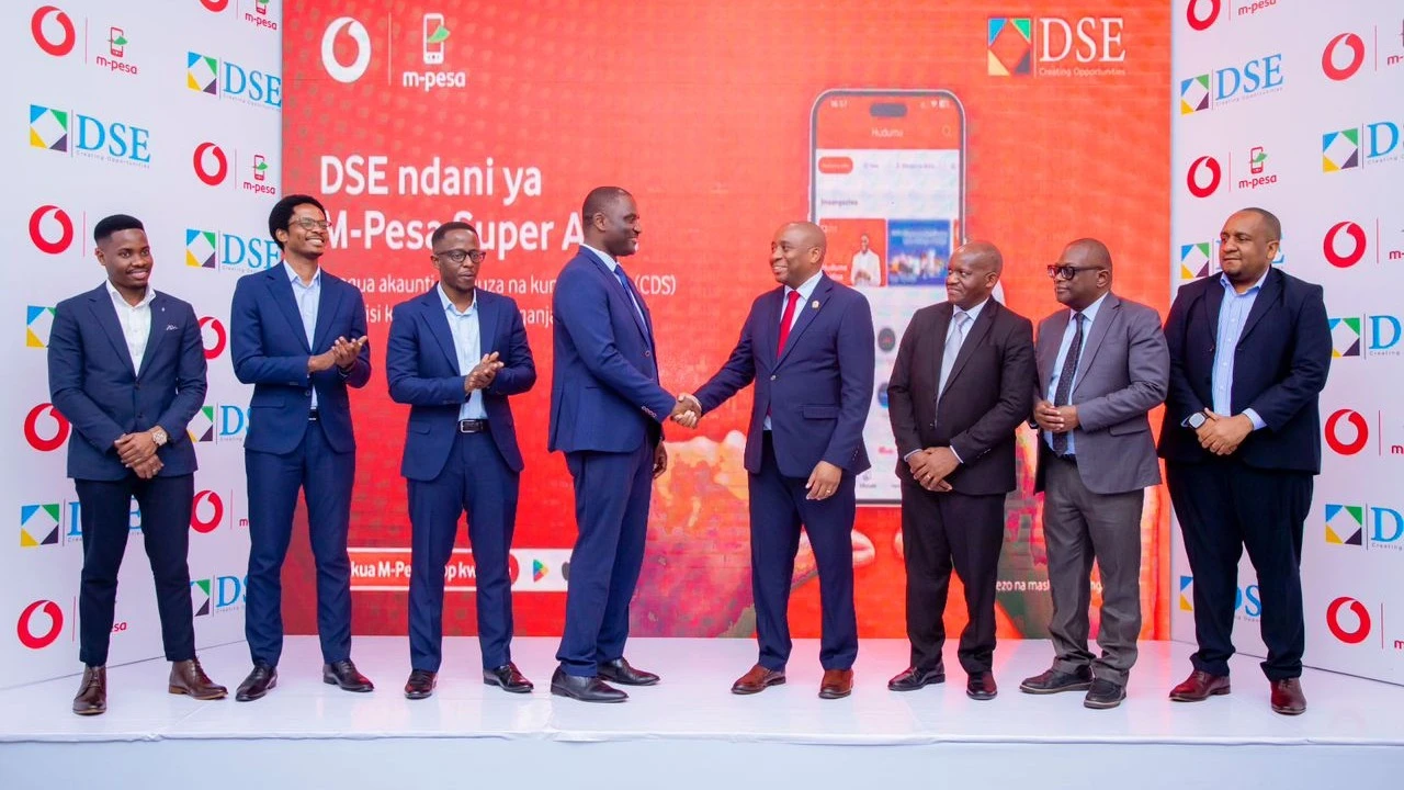 Mkurugenzi wa M-Pesa Vodacom, Epimack Mbeteni, akimpongeza Afisa Mtendaji Mkuu wa DSE, Peter Nalitolela, baada ya kuzindua DSE Mini App ndani ya M-Pesa Super App kwa uwekezaji rahisi kupitia simu.