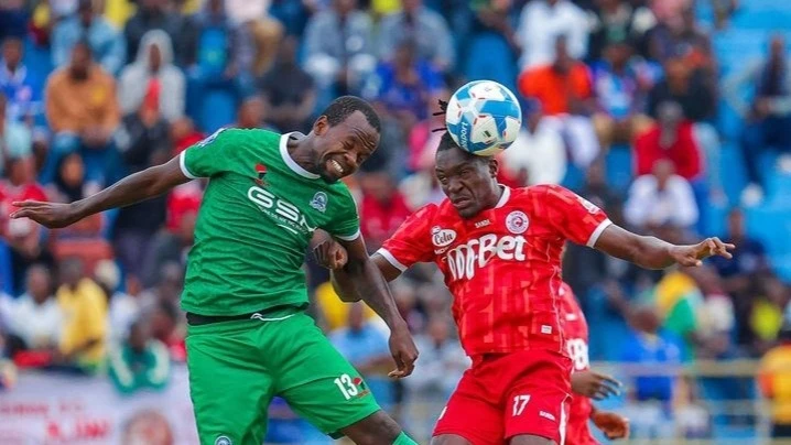 Kiungo wa Simba, Debora Fernandes (kulia), akiwania mpira dhidi ya mchezaji wa Pamba Jiji FC, Daniel Joram, katika mechi ya Ligi Kuu Tanzania Bara iliyochezwa kwenye Uwanja wa CCM Kirumba jijini, Mwanza jana. Simba ilishinda bao 1-0. 