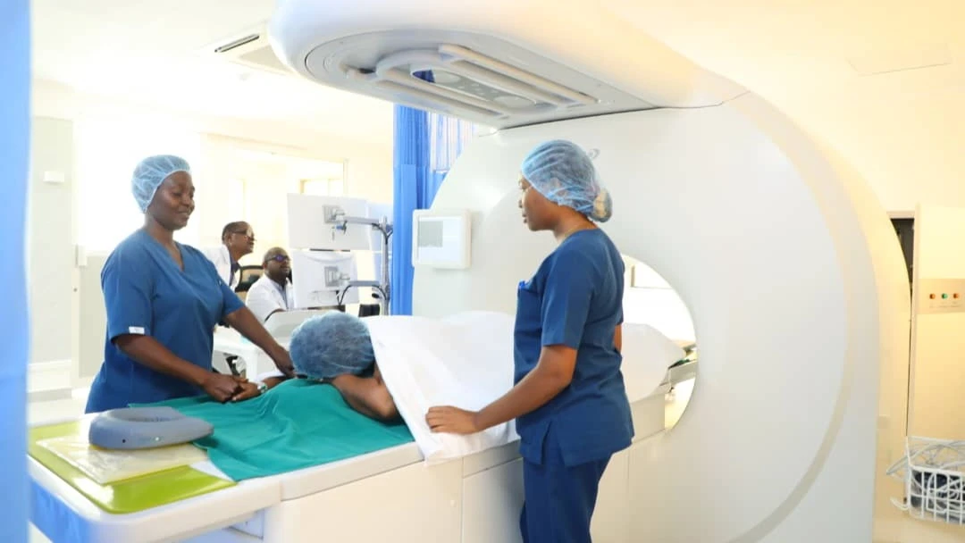 Wauguzi wa hospitali ya Kairuki Mikocheni  wakiwa wanawaandaa wagonjwa kwenye mtambo wa HIFU unaotibu saratani bila upasuaji ambao ni wa kwanza Afrika Mashariki na Kati.