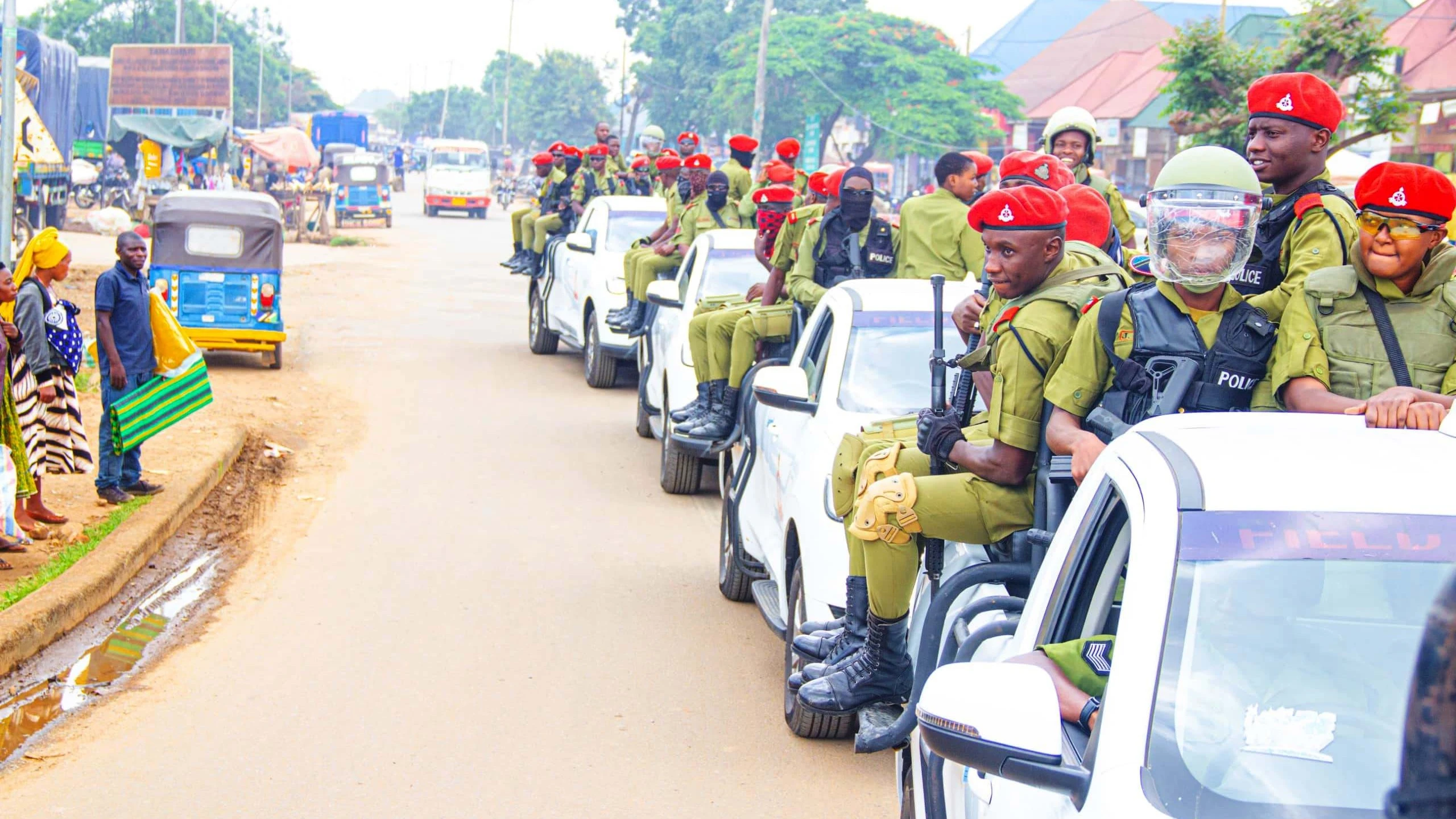  Polisi Mkoa wa Songwe wakiwa katika doria za magari na miguu mjini Tunduma jana, ikiwa ni sehemu ya kuimarisha ulinzi na usalama kuelekea Uchaguzi wa Serikali za Mitaa unaofanyika leo. 