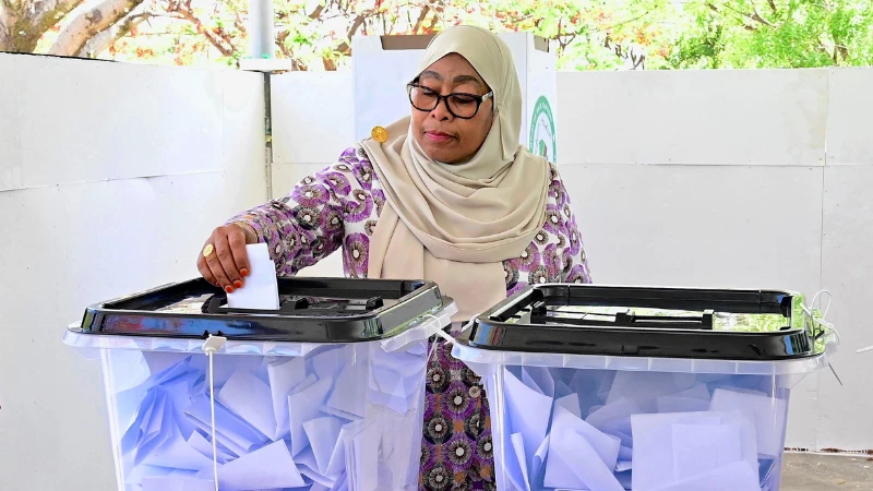 Rais Samia Suluhu Hassan akipiga kura.