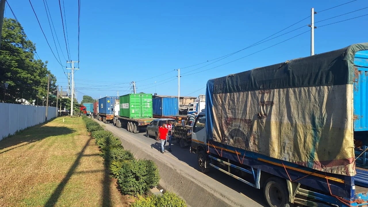 
Saza Road and Mwakalinga Street in Chang’ombe, Temeke, were blocked over the weekend by a truck traffic jam, making the area nearly impassable.