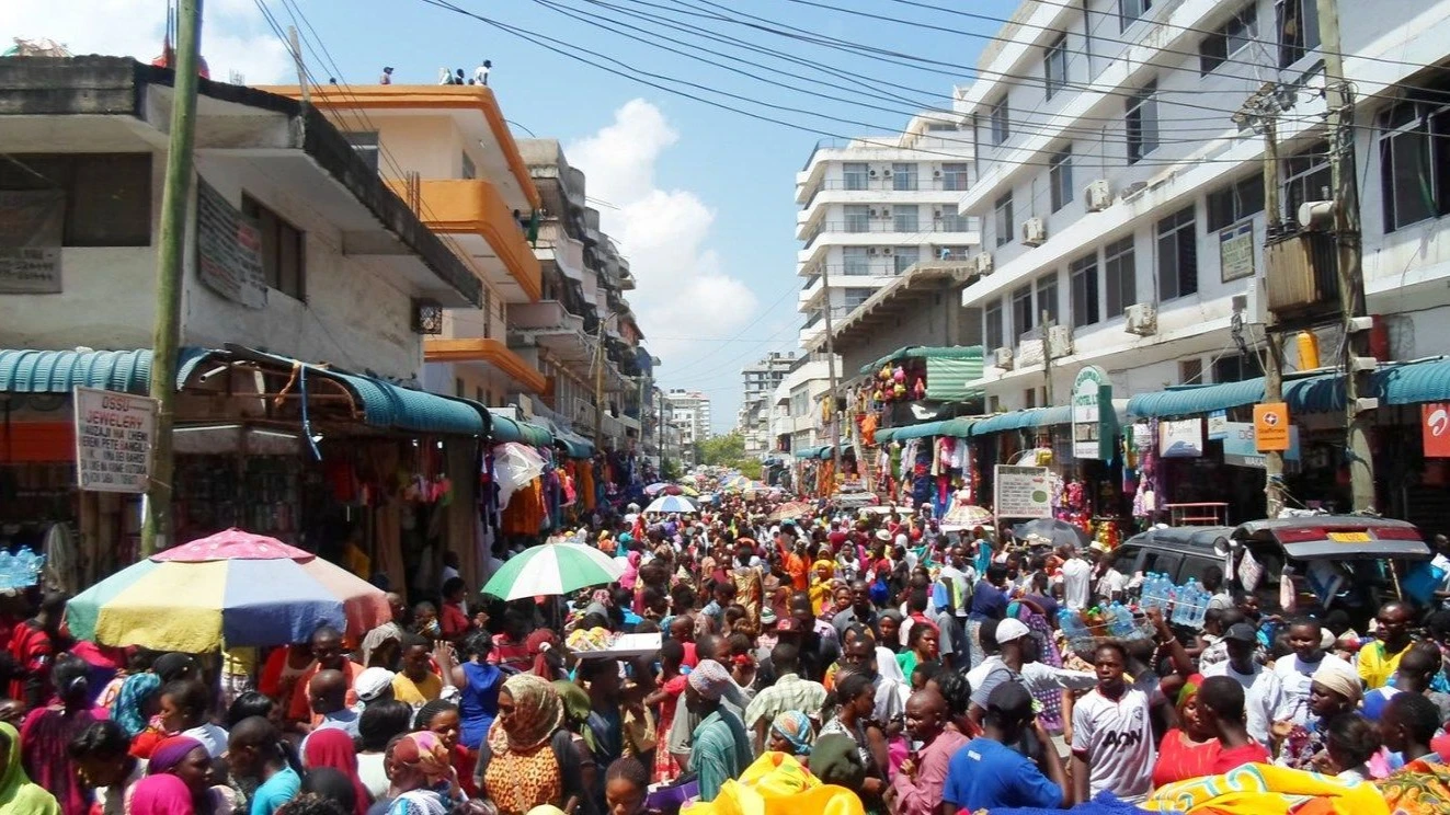 Wananchi wakiwa kwenye pilikapilika  katika moja ya mitaa ya eneo la Kariakoo, jijini Dar es Salaam. 