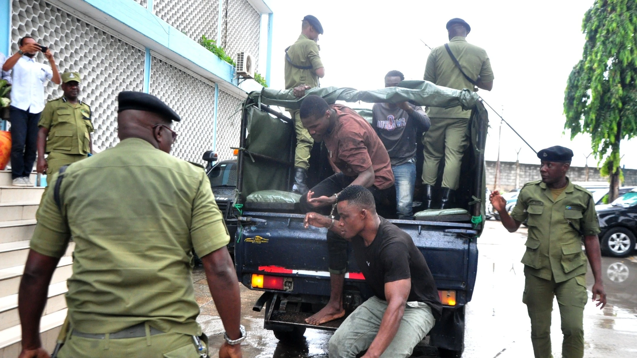 Watu wanaotuhumiwa kufanya jaribio la kumteka mfanyabiashara, Deogratius Tarimo, katika eneo ya Kiluvya hivi karibuni, wakishuka kwenye gari la polisi katika Kituo cha Kati, jijini Dar es Salaam jana, baada ya kukamatwa na jeshi hilo. 