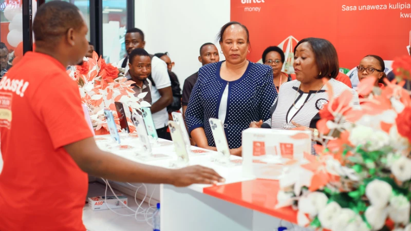 Assistant Regional Administrative Secretary Mwajabu Nyamkomora (2nd right) listens to Airtel Tanzania's Director of Customer Experience, Adrianna Lyamba (1st right), during the launch of Airtel's SGR shop at Dodoma's SGR station.