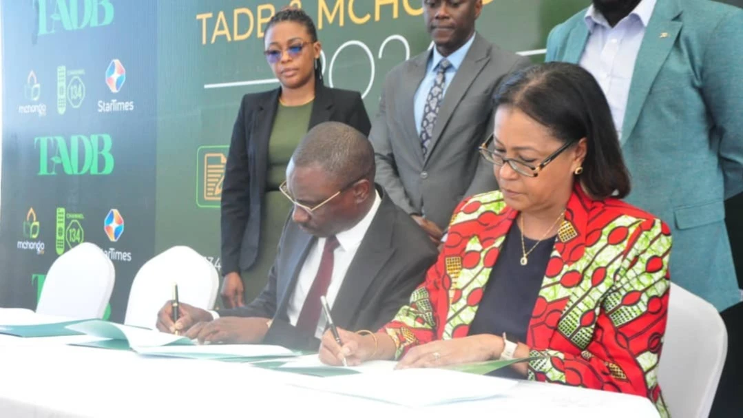 TADB Director Frank Nyabundege (L) and Executive Director of the Forum, Juhayna Kusaga, (R) signing a cooperation agreement. 