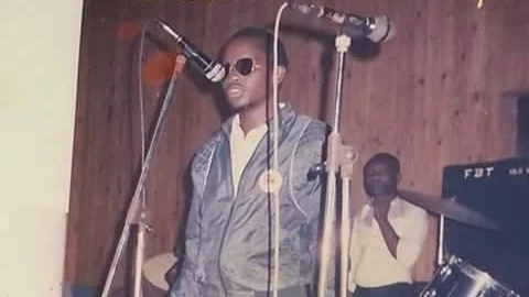 Mwanamuziki Nico Zengekala akiwa kwenye steji wa Juwata Jazz, wana Msondo Ngoma katikati ya miaka ya 1980, alikuwa kwenye ubora wa hali ya juu.

 