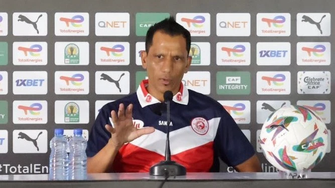 Simba head coach Fadlu Davids