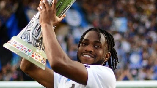 Atalanta's Ademola Lookman celebrates with the Europa League trophy after the Serie A match against Torino at Stadio Atleti Azzurri, in Bergamo, Italy on May 26, 2024. 