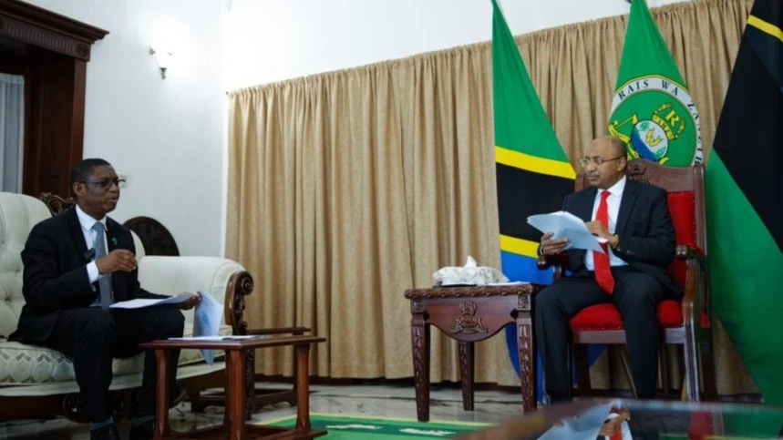 Zanzibar President Dr Hussein Ali Mwinyi, (L) Bank of Tanzania Governor Emmanuel Tutuba (R) in a meeting at Zanzibar State House.