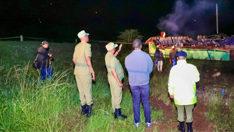 Kamanda wa Polisi Mkoa wa Kagera Blasius Chatanda (wapili kushoto) akimuelekeza jambo Waziri wa Mambo ya Ndani, Innocent Bashungwa walipofika juzi usiku katika Kijiji cha Nyabukome wilayani Biharamulo mkoani Kagera ilipotokea ajali.