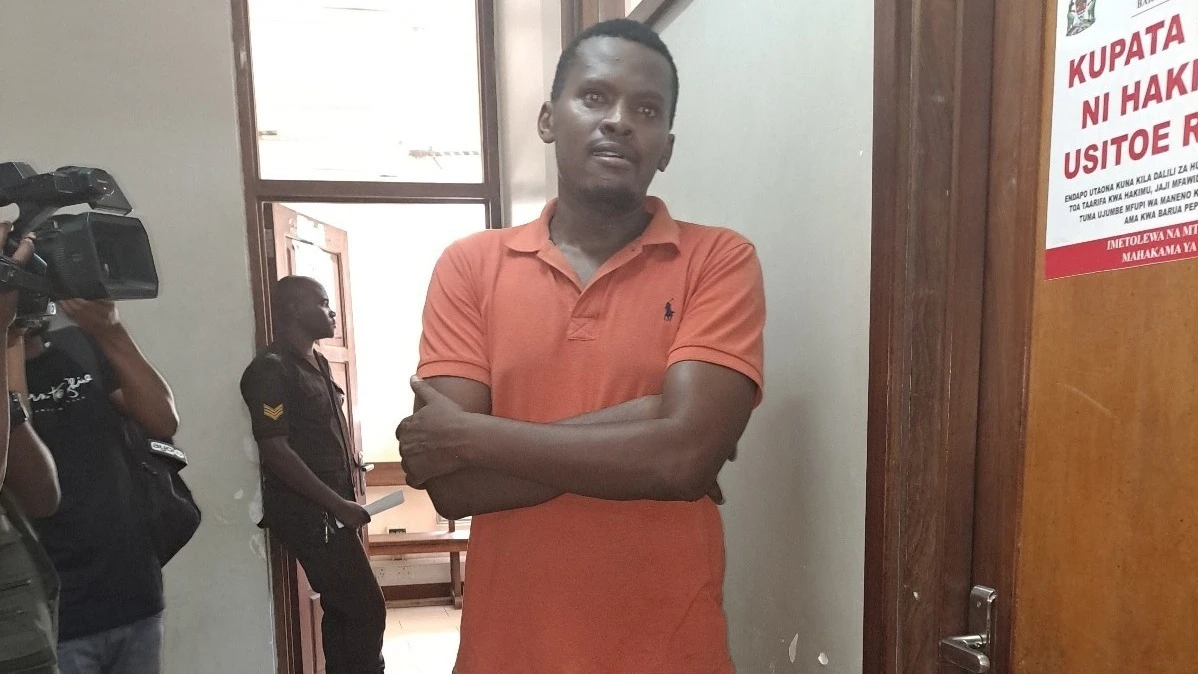 Mfanyabiashara Vicent Massawe (36), akiwa nje malango wa chumba cha Mahakama ya Hakimu Mkazi Kisutu, Dar es Salaam akisubiri kuingia ndani kusomewa mashtaka yake yanayokabili.