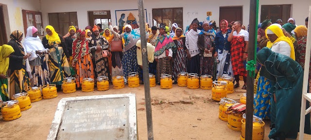 Residents of Ilongero, Kijota and Mtiko wards in Singida Rural District hold gas cylinders and stoves Special Seats legislator Martha Gwau presented to them at the weekend in supporting President Samia Suluhu Hassan’s drive on clean cooking.