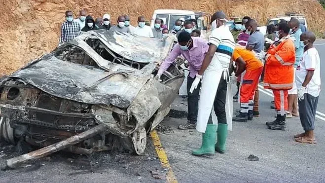 Watu sita wamefariki katika ajali ya gari aina ya Prado lenya namba T 647 CVR, iliyotokea mpakani mwa wilaya za Mbinga na Nyasa kwenye eneo la Chunya leo Desemba 28, 2024. Pichani maofisa na wa taasisi mbalimbali.