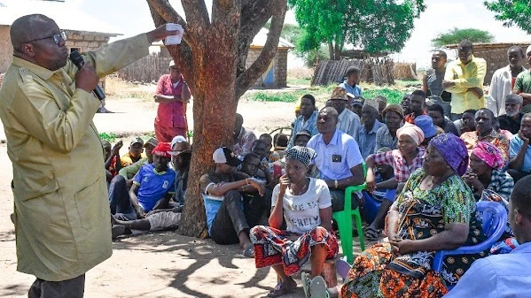 Mkuu wa Mkoa wa Shinyanga, Anamringi Macha, akitoa elimu kwa wakulima wa pamba katika Kitongoji cha Mwabusiga, wilayani Kishapu, kufuata kanuni bora za kilimo na kulima kwa tija zao hilo