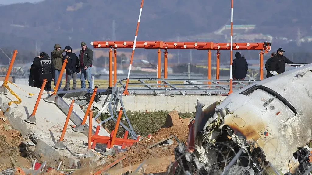 
Experts from the U.S. National Transportation Safety Board (NTSB) and joint investigation team between the U.S. and South Korea check the site of a plane crash at Muan Interna   -  