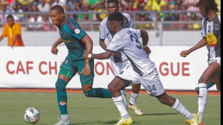 Mshambuliaji wa Yanga, Clement Mzize (kushoto) akiwatoka mabeki wa TP Mazembe kwenye mchezo wa hatua ya Makundi Ligi ya Mabingwa Afrika uliochezwa jana uwanja wa Benjamin Mkapa, Dar es Salaam. Yanga ilishinda 3-1