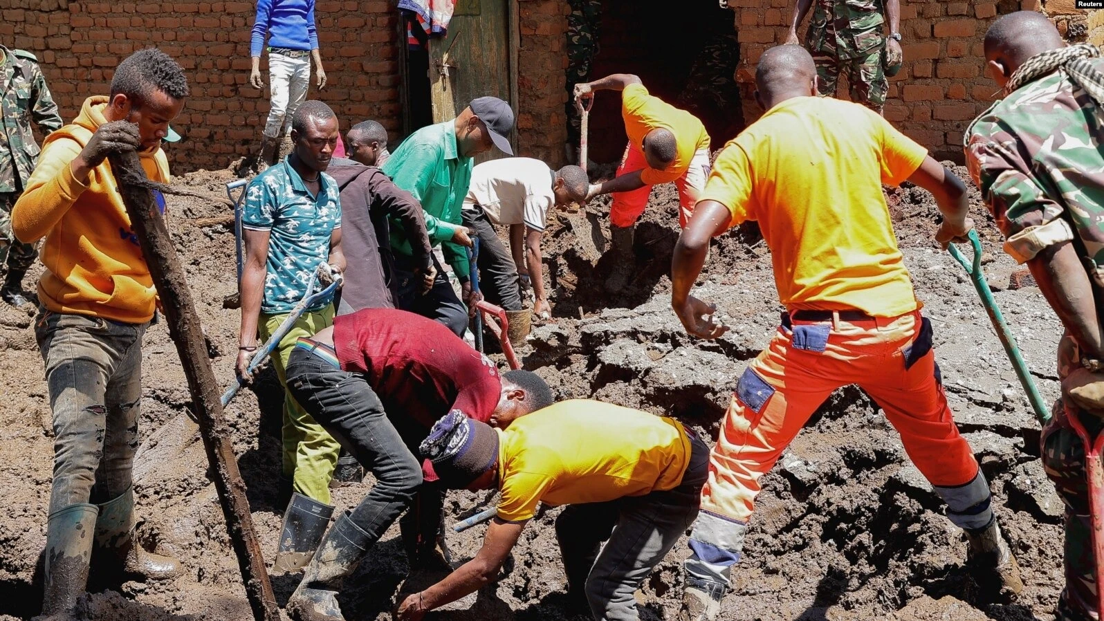 Waokoaji wakitafuta miili kwenye matope ya mafuriko na maporomoko ya udongo  Hanang', Desemba, 2023