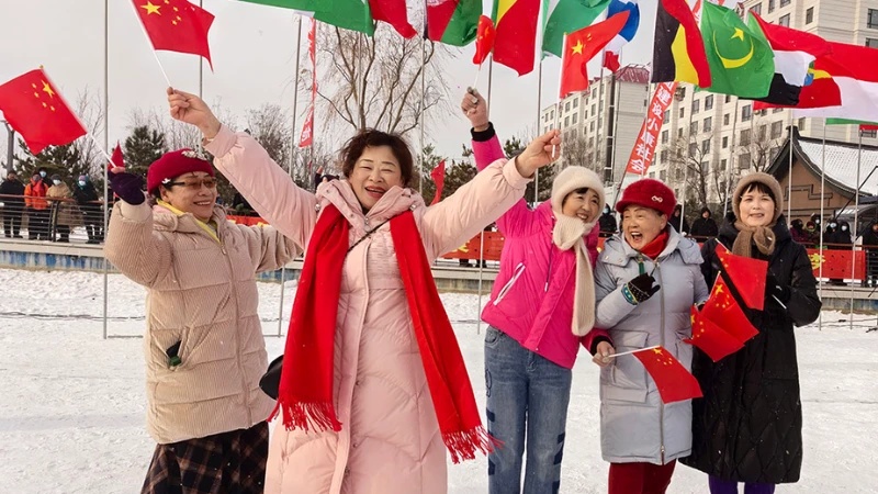 Spectators cheer on swimmers at the 2024 Jilin Province Public Winter Swimming Challenge Match and the Seventh International Winter Swimming Invitational Tournament of Dunhua, held at Bohai Lake in Dunhua, northeast China's Jilin Province, Jan. 11, 2024. 