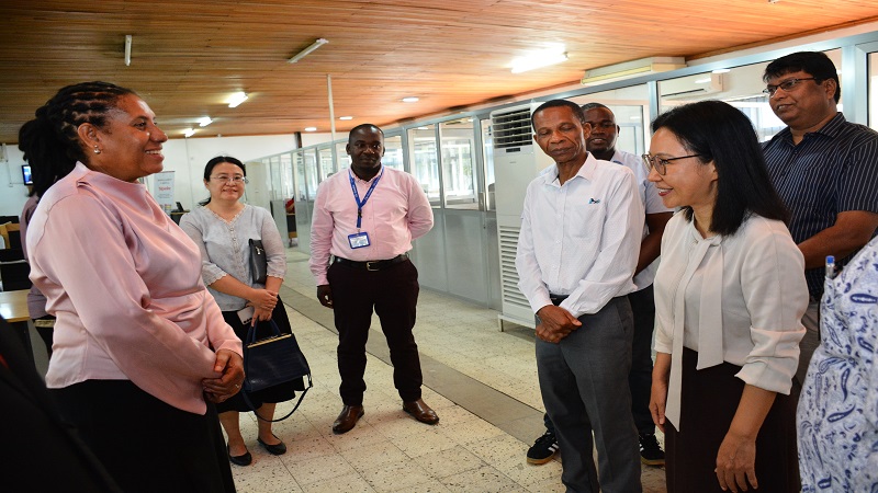 Nipashe Newspaper Managing Editor Beatrice Bandawe (L) speaks to Ambassador Chen.